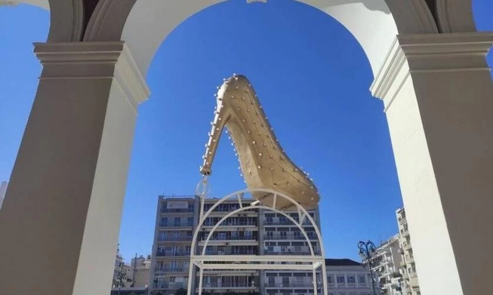 Πάτρα: Πελώριο χρυσό γοβάκι προκαλεί αντιδράσεις